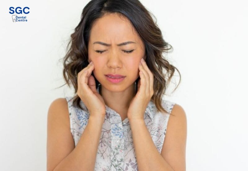 Bọc răng sứ bị lệch khớp cắn: Nguyên nhân và cách khắc phục 2 Cảm giác răng bị cộm lên gây khó chịu