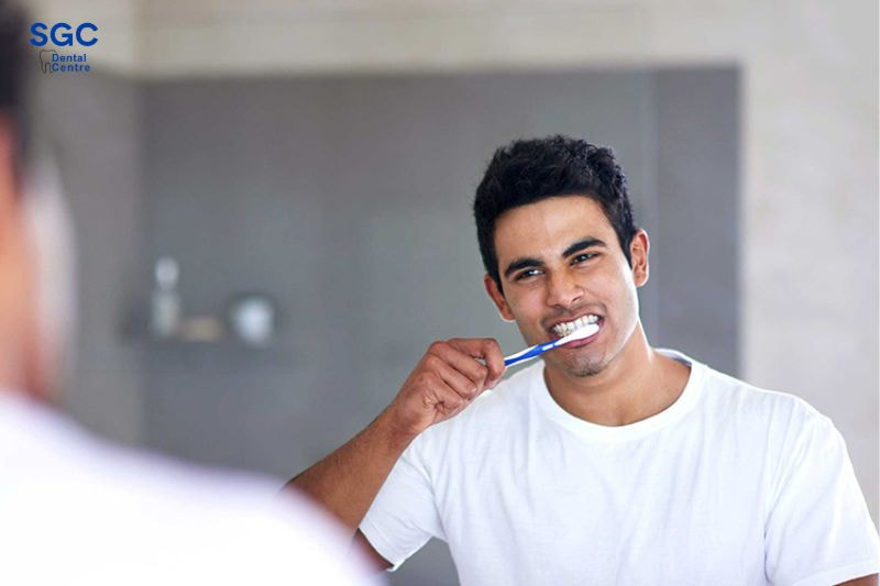 Nên chọn kem đánh răng chứa Fluor để bảo vệ răng sứ tốt hơn