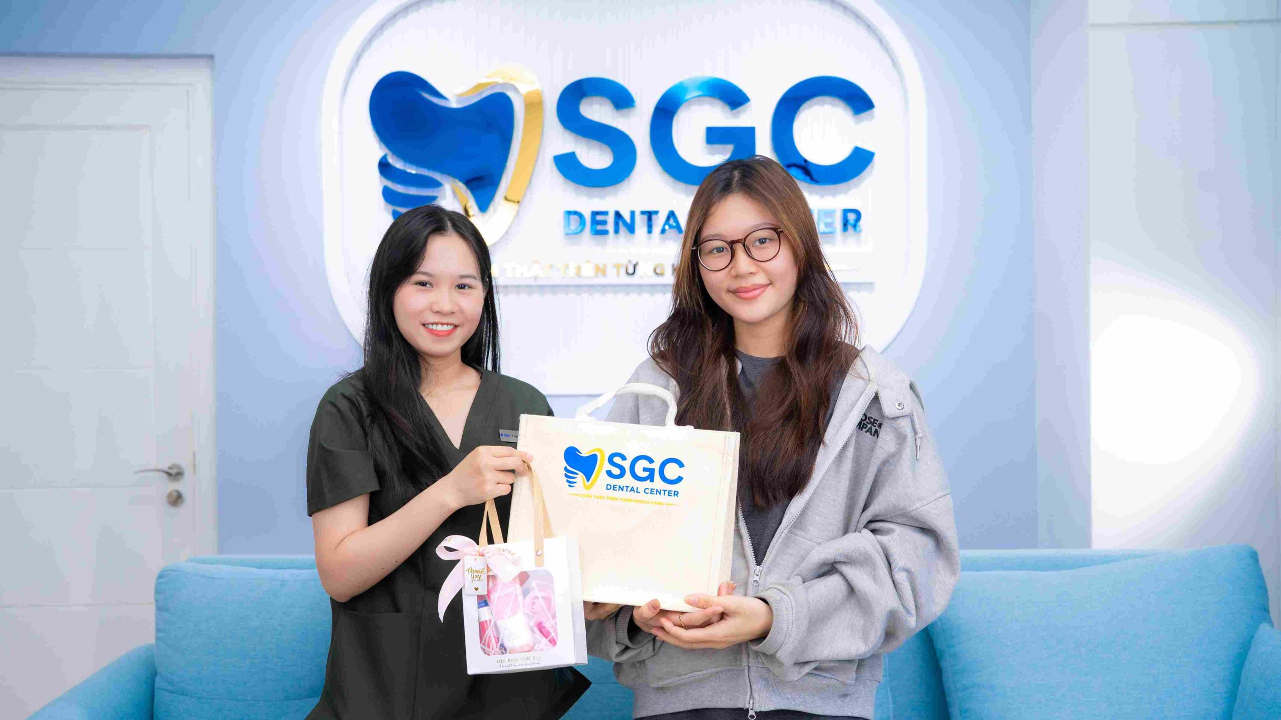 Ảnh khách hàng Ý Xuân sau khi trồng răng implant tại Nha khoa SGC