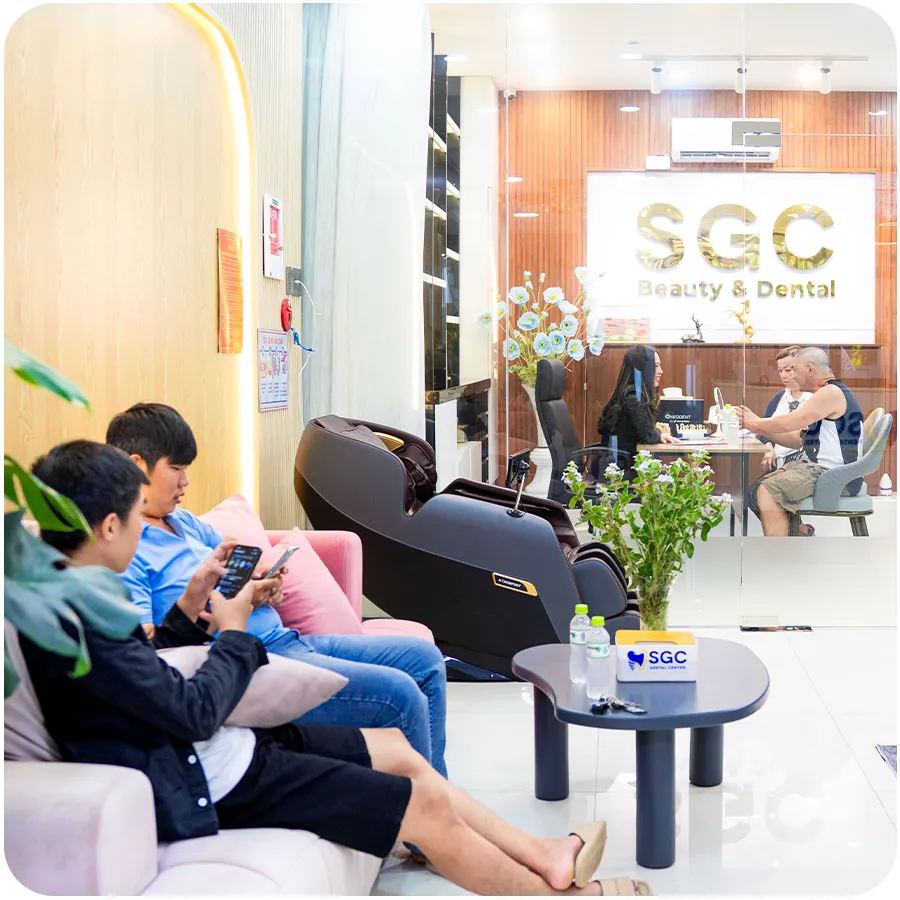 khach hang dong tai nha khoa sgc 12