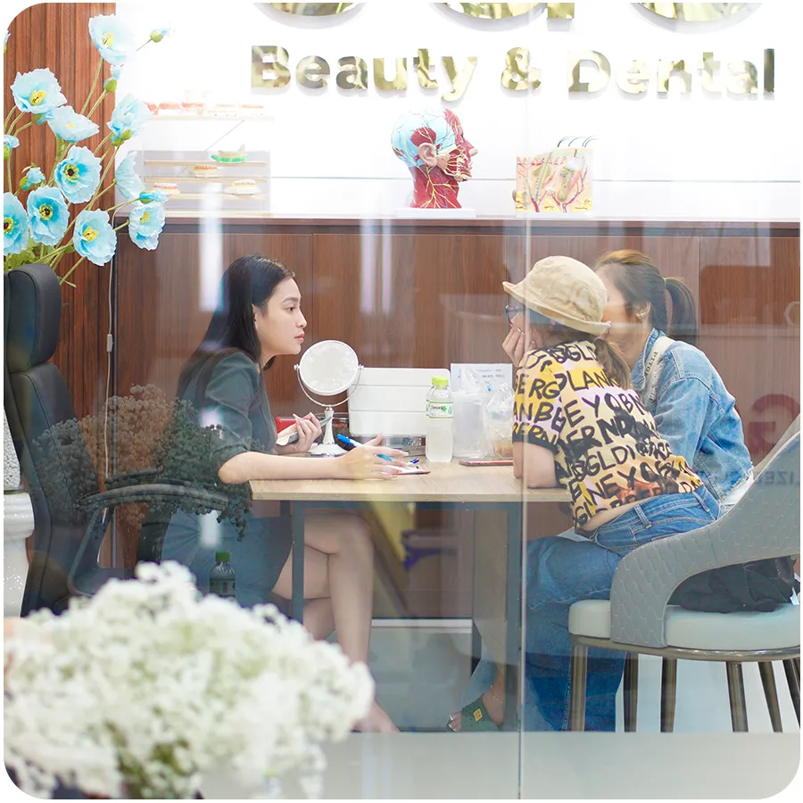 khach hang dong tai nha khoa sgc 3