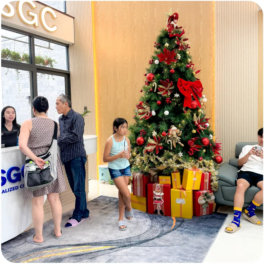 khach hang dong tai nha khoa sgc 5