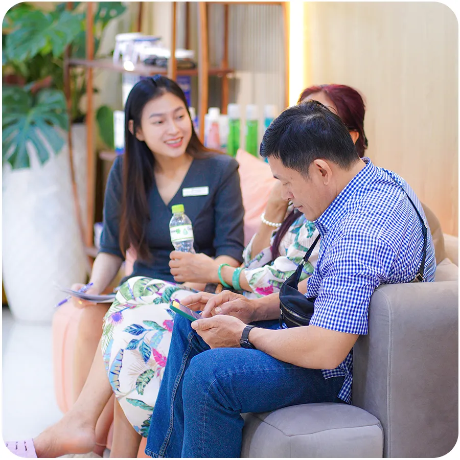 khach hang dong tai nha khoa sgc 6