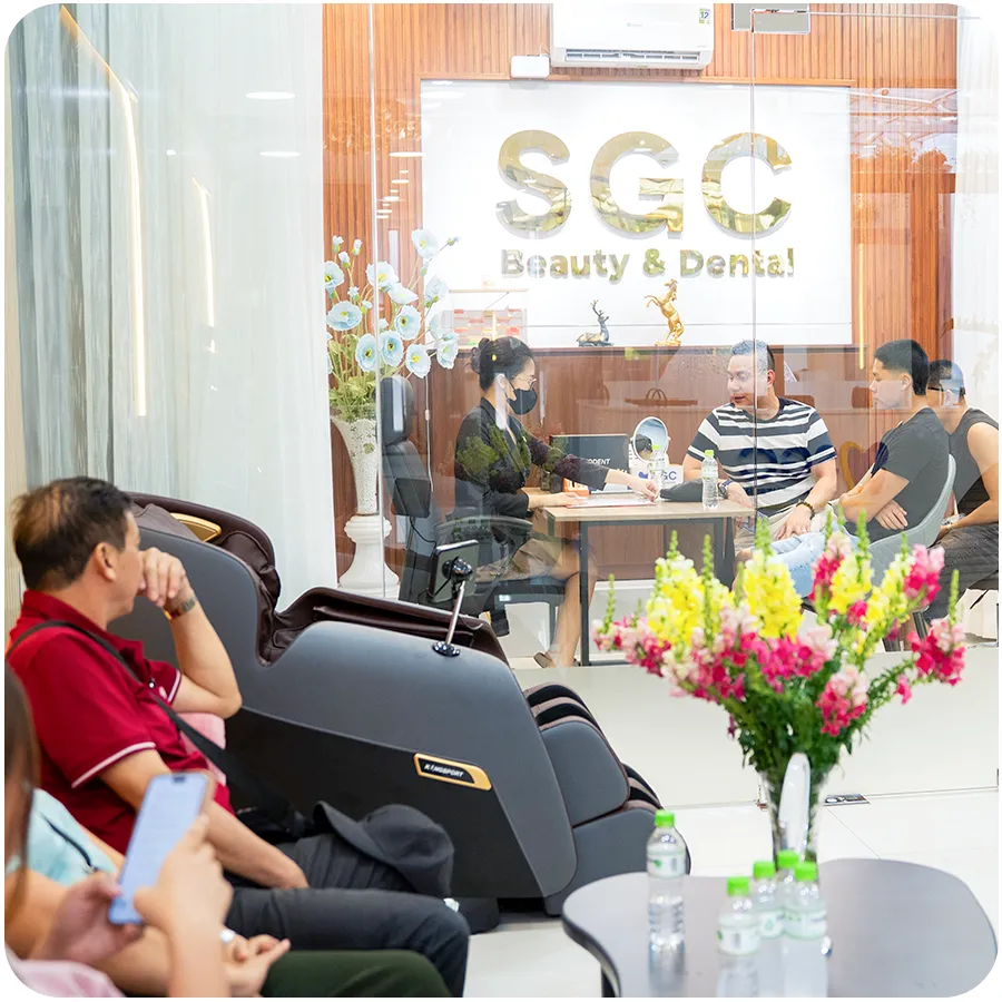 khach hang dong tai nha khoa sgc 9