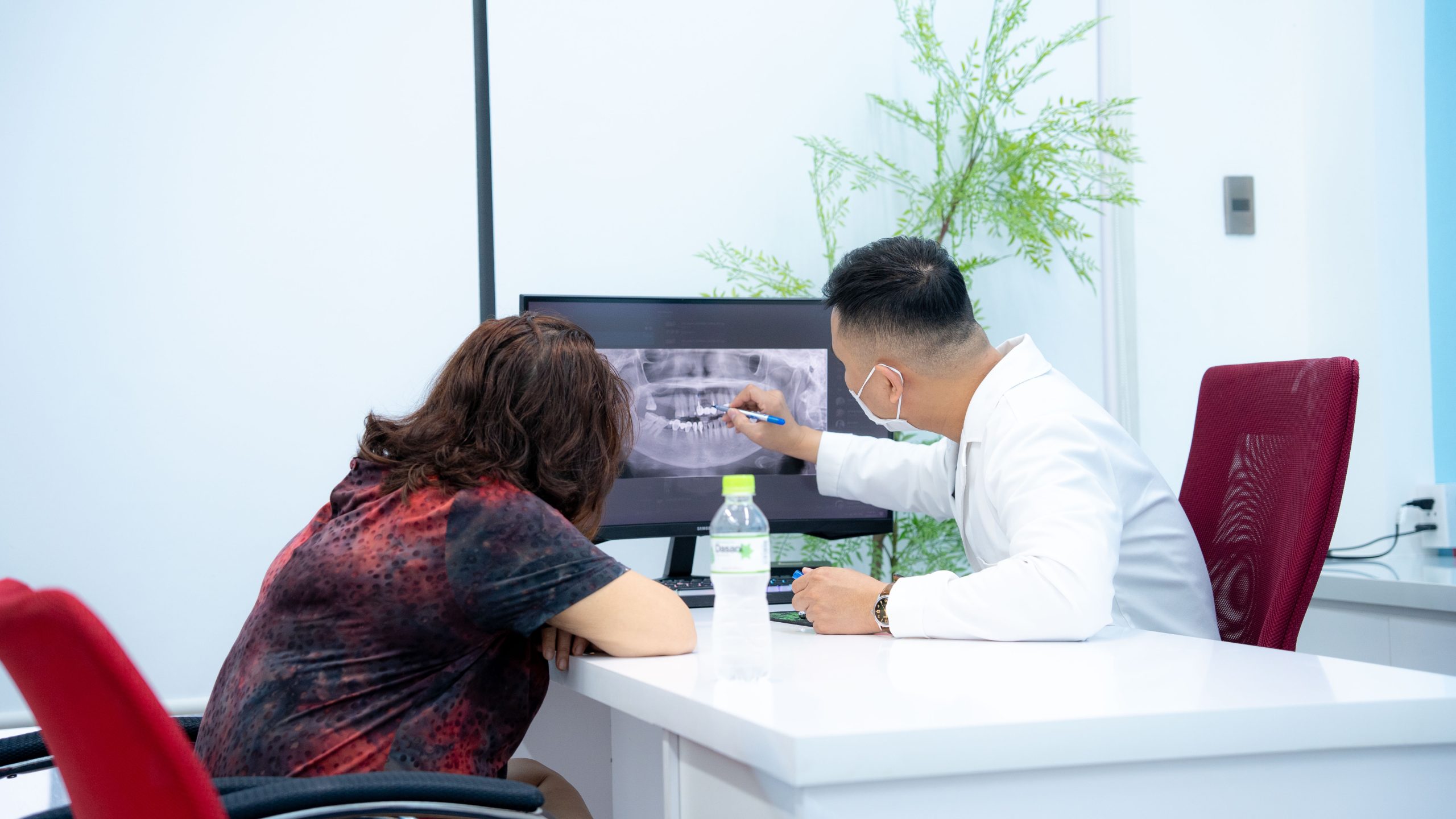 BS. CKI Nguyễn Trung Khánh tư vấn bọc răng sứ tại SGC.