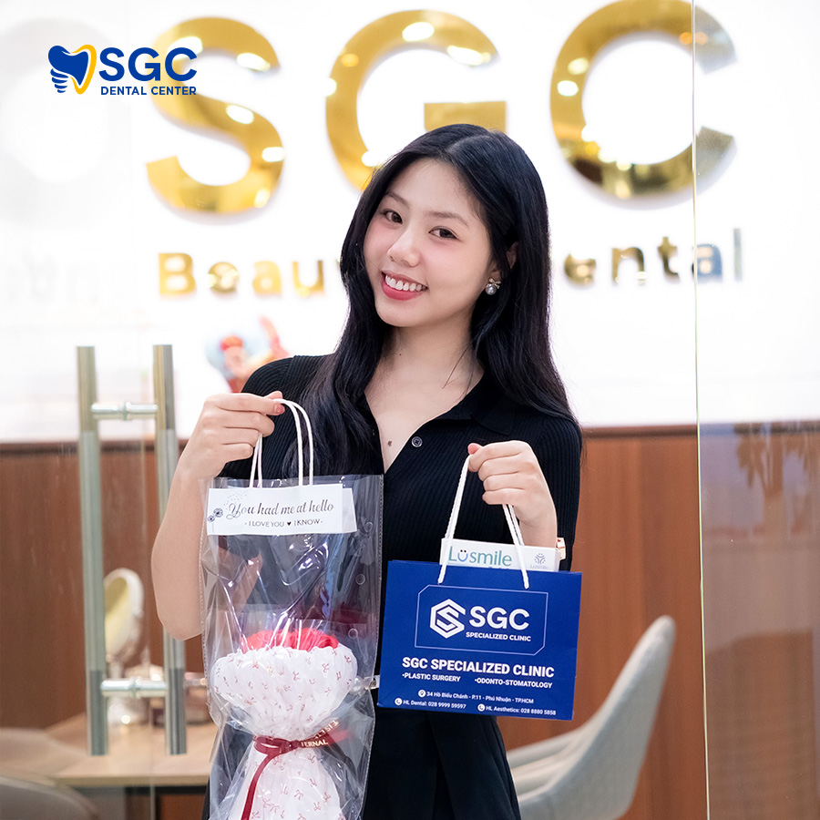 Tẩy trắng răng 8 KH Duyen tay trang