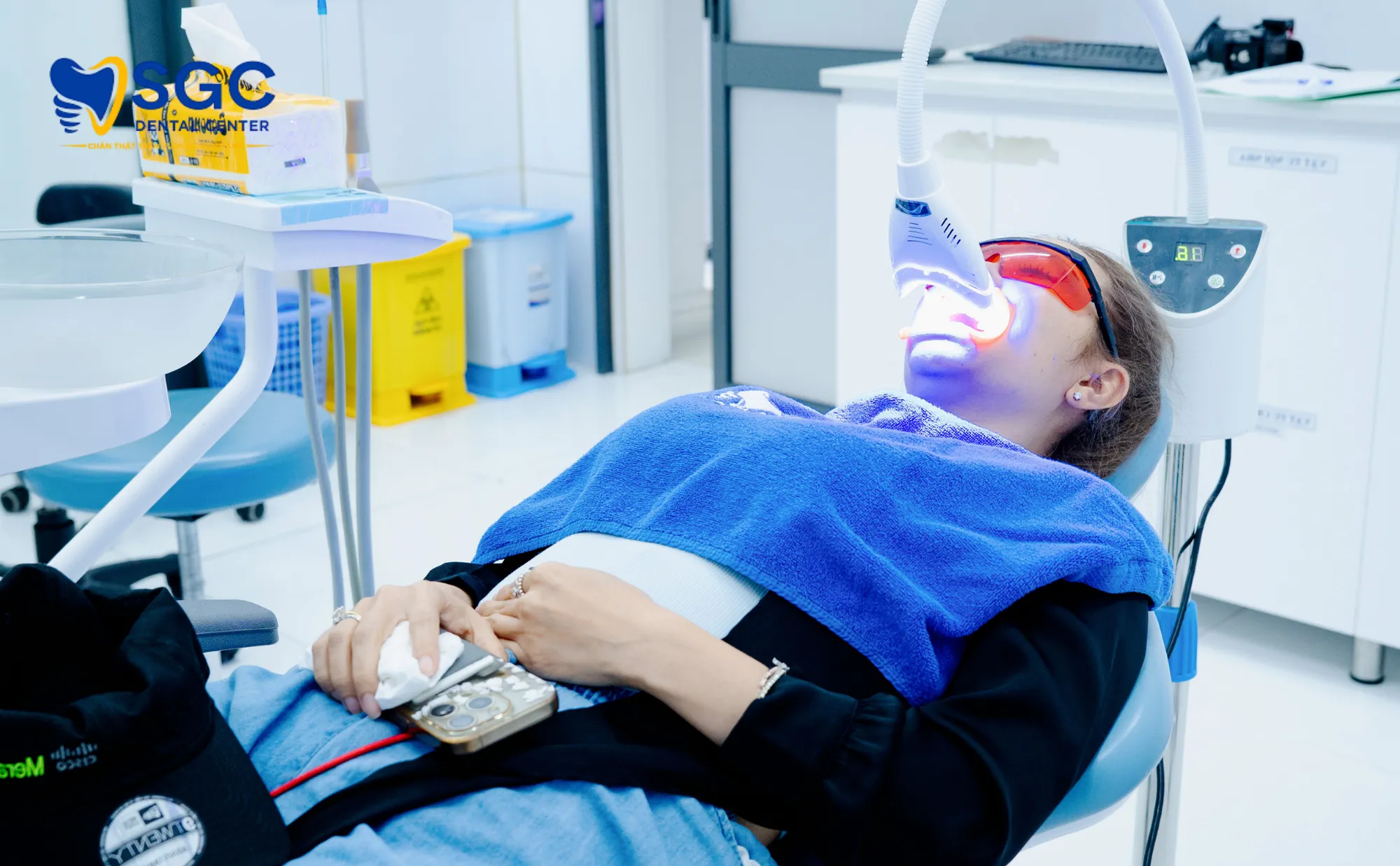 den-tay-trang-rang-gan-ghe-nha-khoa