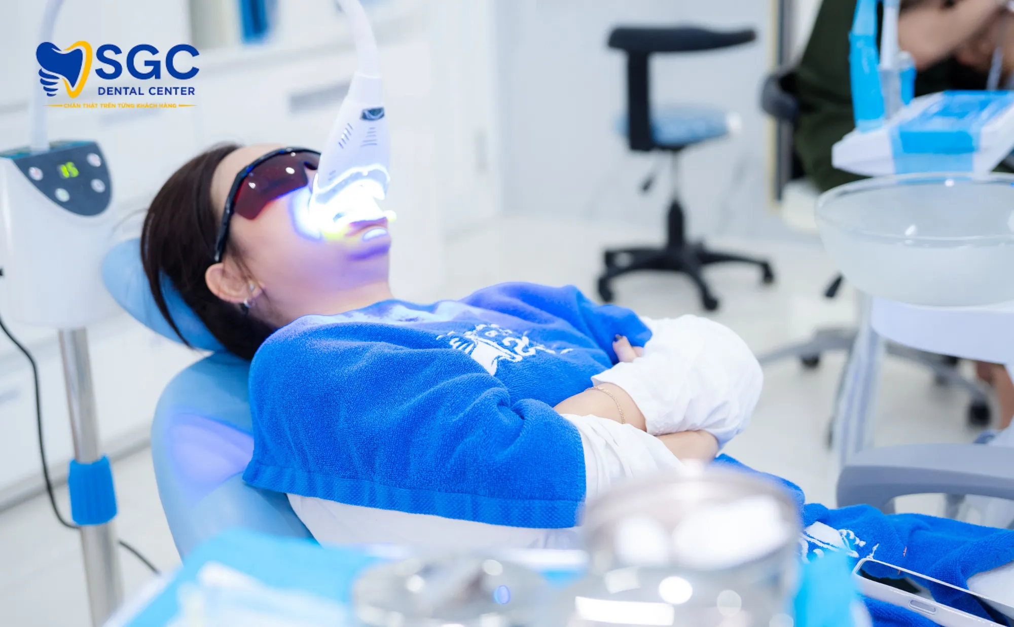 tay-trang-rang-tai-nha-khoa